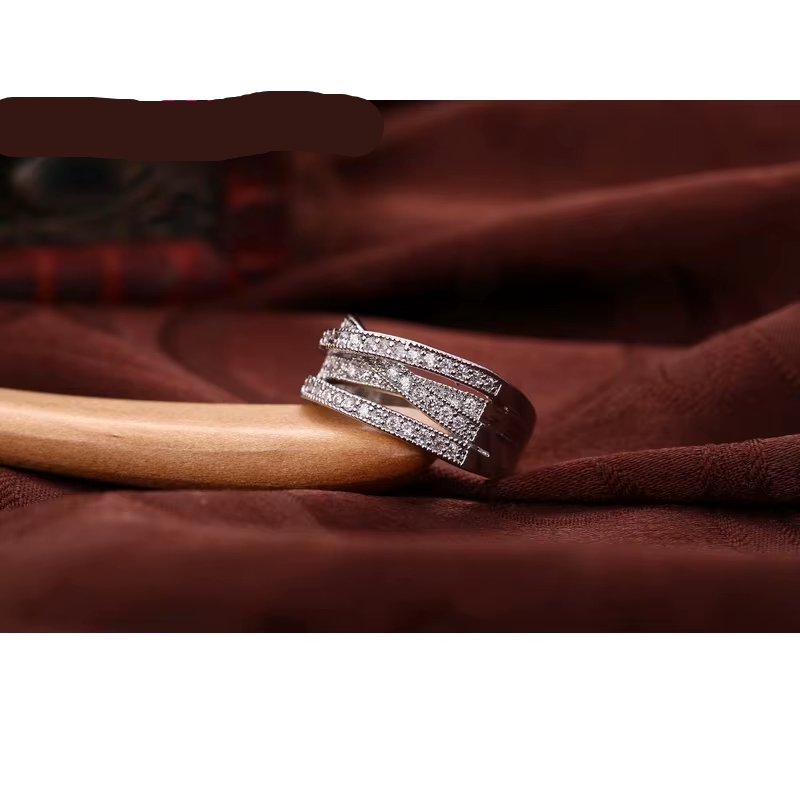 Trendig unisex-ring i 925 silverlook – Korsad design med kristaller
