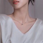 Geometriskt Silverfärgat Halsband med Cirkelhänge och Tofs