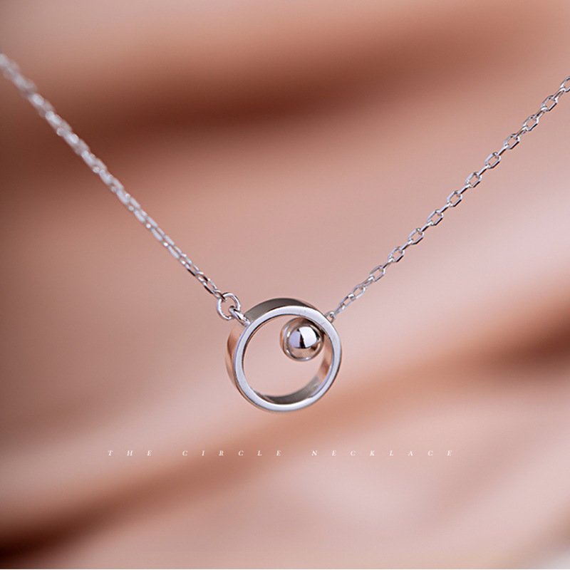 Geometriskt Silverfärgat Halsband med Cirkelhänge och Tofs
