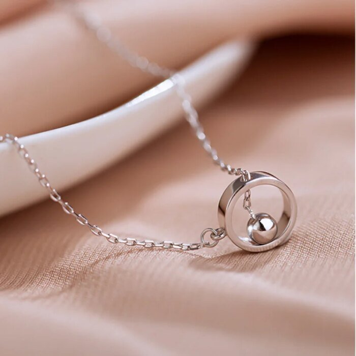 Geometriskt Silverfärgat Halsband med Cirkelhänge och Tofs - Bild 3
