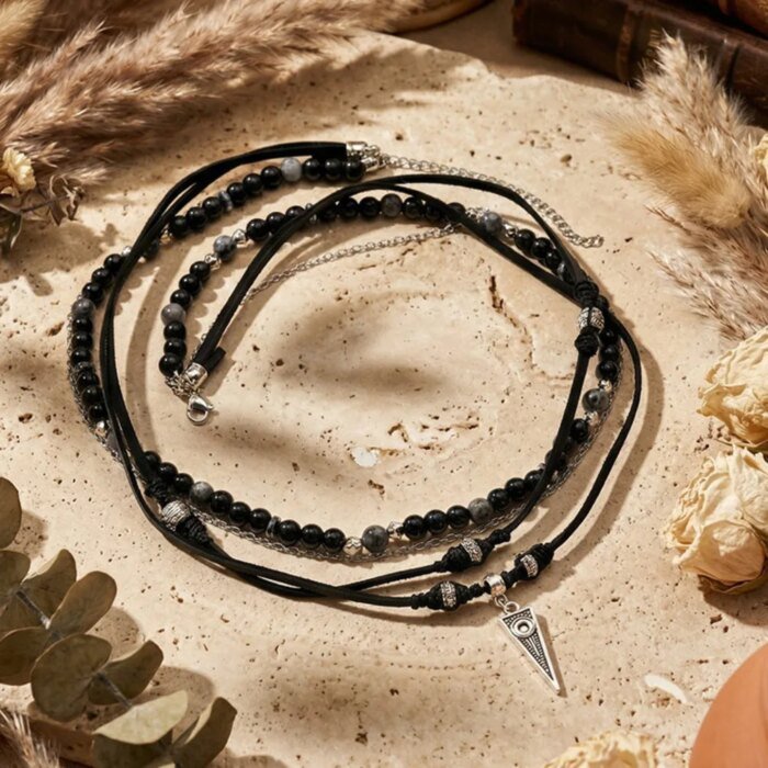 Läderhalsband med Metalltriangel och Svarta Onyxpärlor - Bild 4