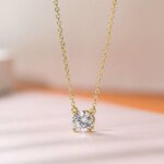 Solitärhalsband med Runt Moissanitehänge i Guldfyllt Silver - Bild 4