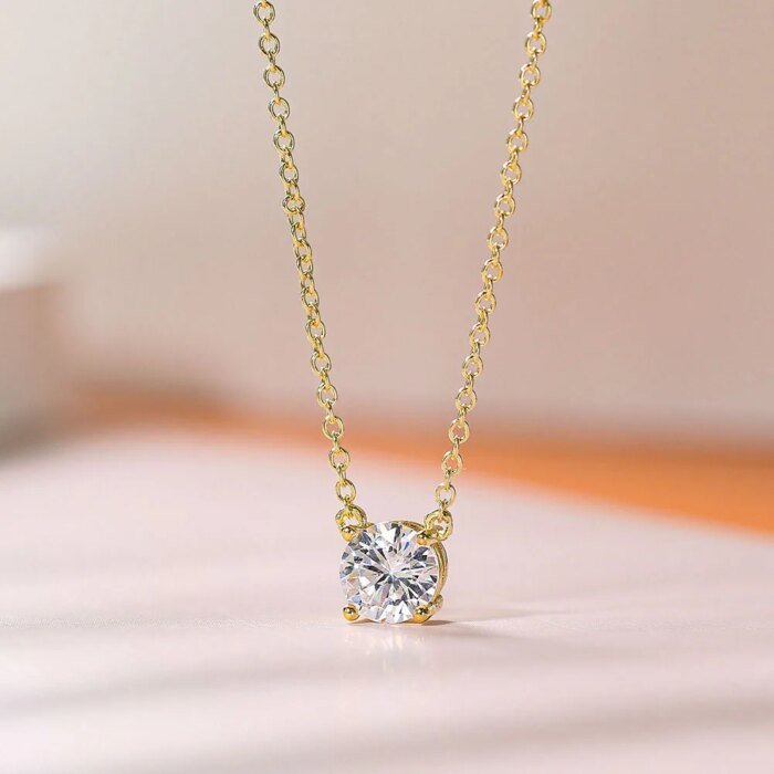 Solitärhalsband med Runt Moissanitehänge i Guldfyllt Silver - Bild 4