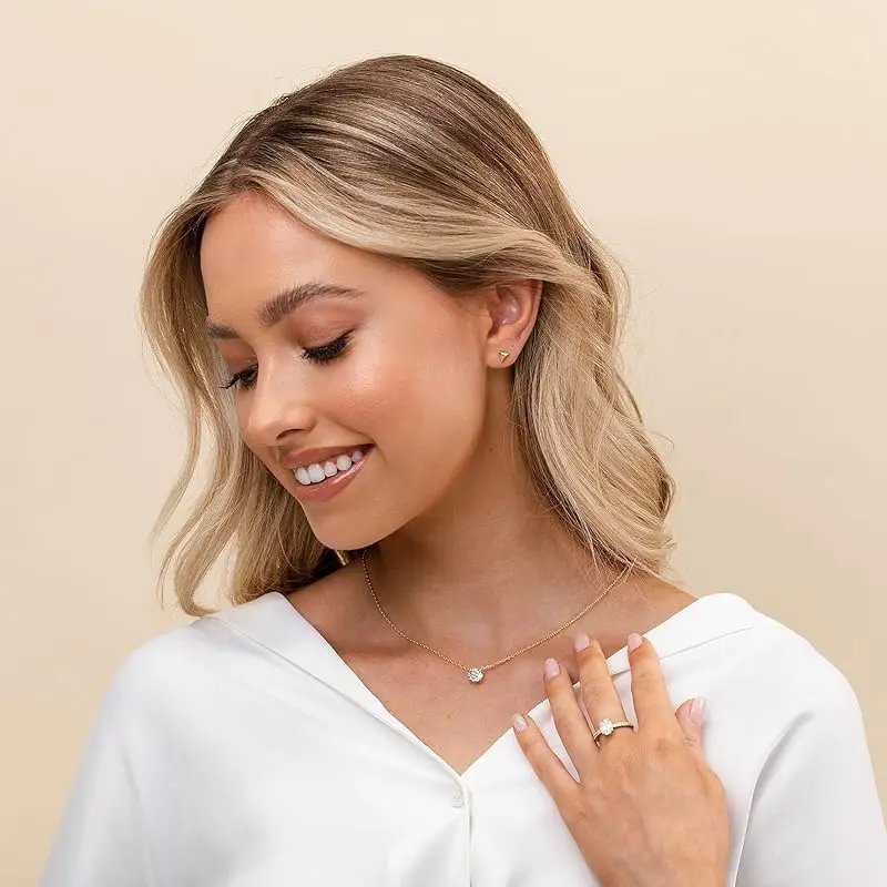 Solitärhalsband med Runt Moissanitehänge i Guldfyllt Silver