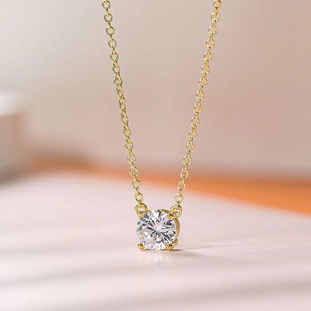 Solitärhalsband med Runt Moissanitehänge i Guldfyllt Silver