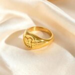 Glansig Ängelring med Amor i Guldaktigt Stål