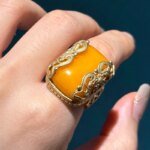 Vintageguldfärgad bivaxring med natursten