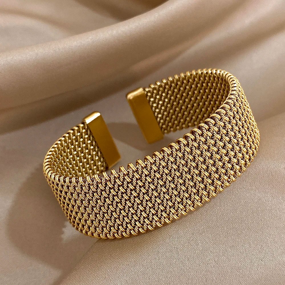 Elegant Våfflat Stelt Armband i Guld