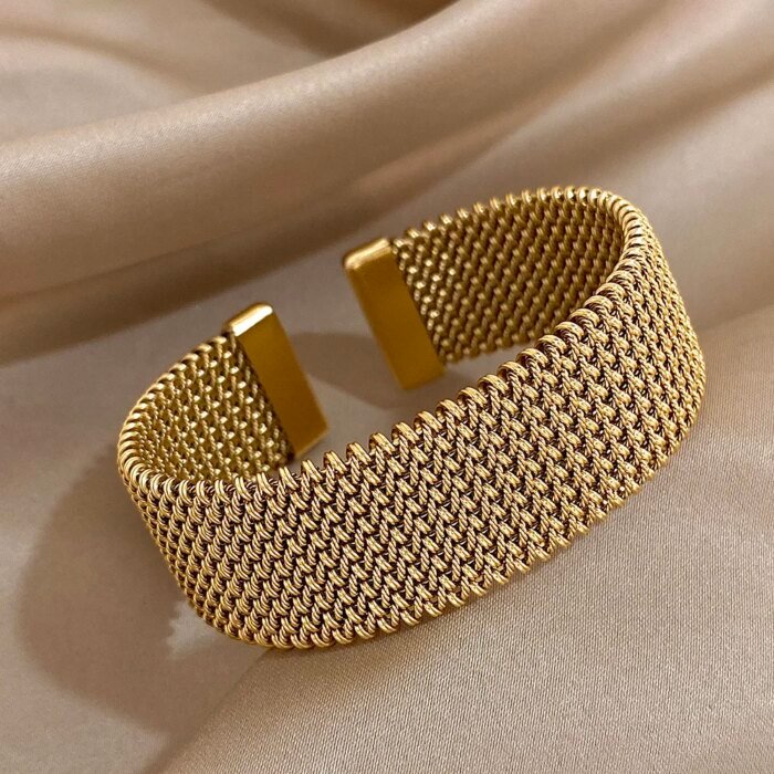 Elegant Våfflat Stelt Armband i Guld - Bild 2