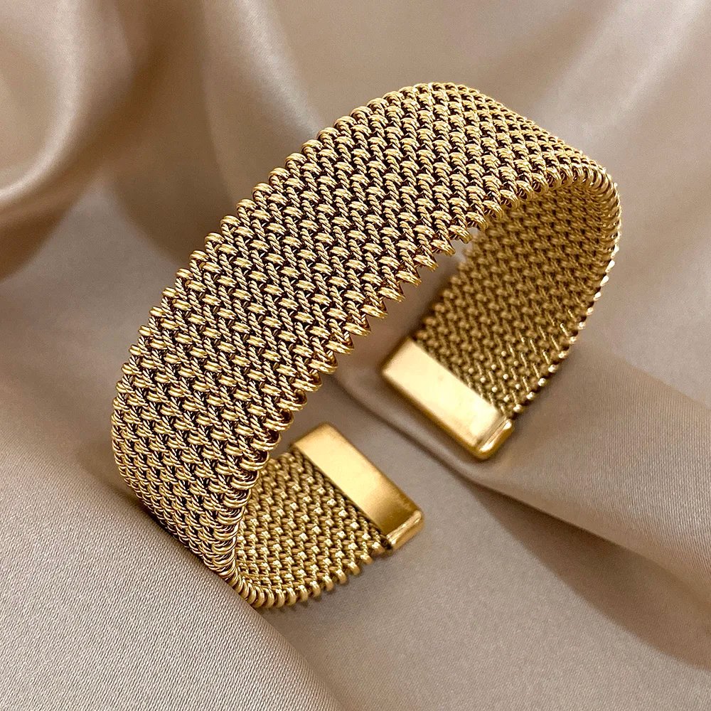 Elegant Våfflat Stelt Armband i Guld