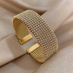 Elegant Våfflat Stelt Armband i Guld
