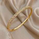 Lyxigt Vridet Manschettarmband i Guld med Zirkoner - Bild 3