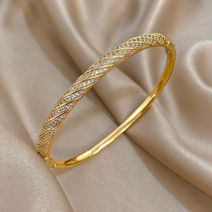 Lyxigt Vridet Manschettarmband i Guld med Zirkoner - Bild 3