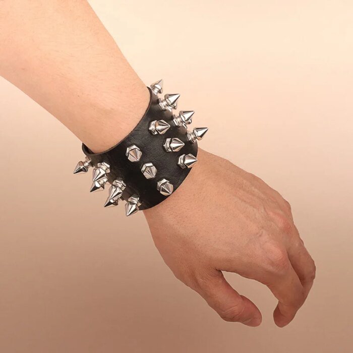 Punkarmband med nitar – Svart läderarmband i gotisk stil - Bild 4