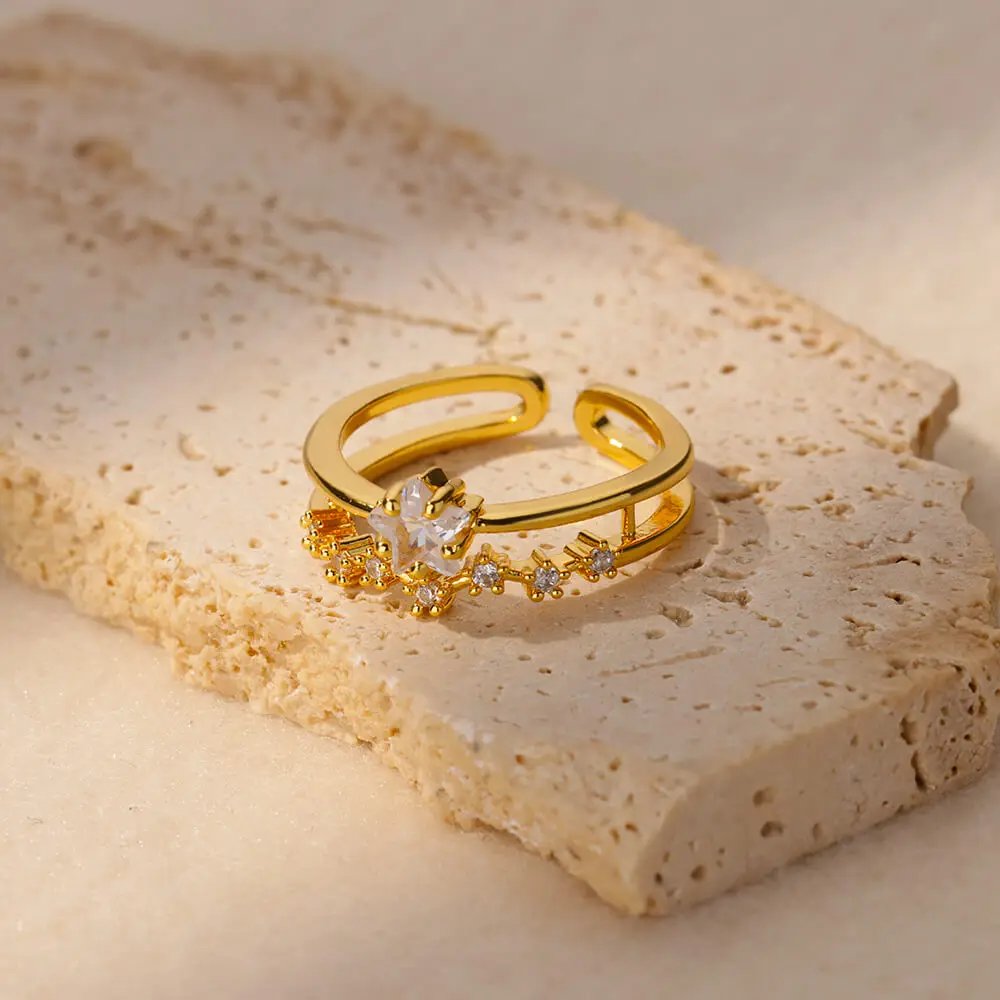 Geometrisk hjärtring med zirkonia – Elegant vigsel- och modesmycke i guldton