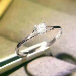 Minimalistisk damring med 4 mm zirkonia – Elegant förlovningsring i enkel design - Bild 2