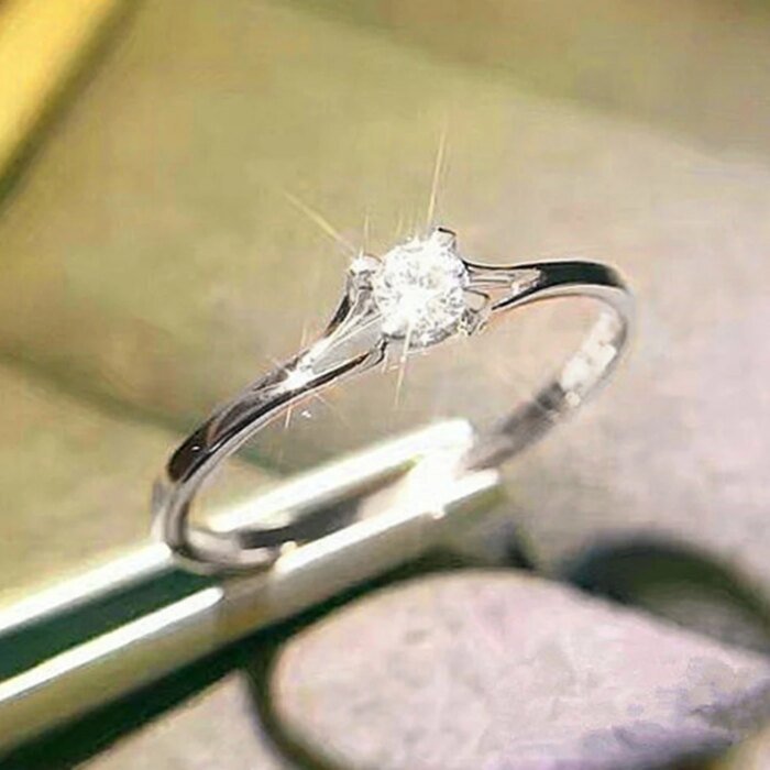 Minimalistisk damring med 4 mm zirkonia – Elegant förlovningsring i enkel design - Bild 2