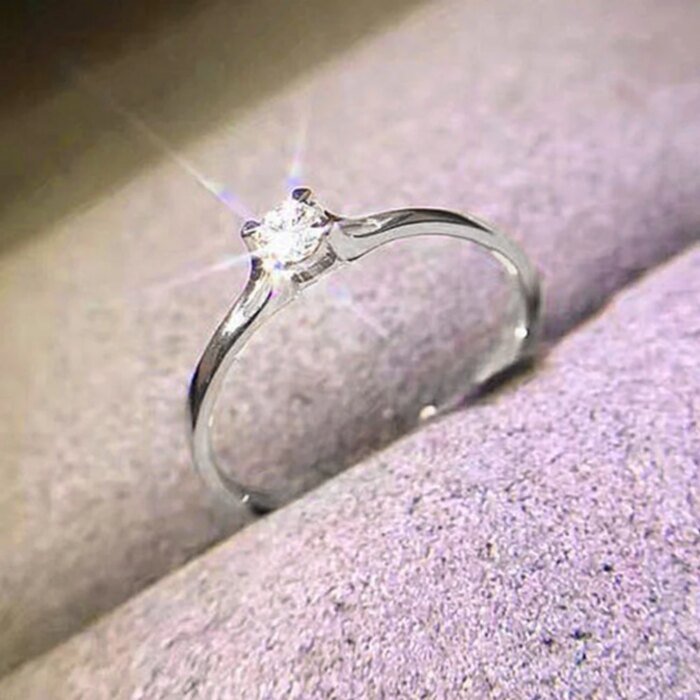 Minimalistisk damring med 4 mm zirkonia – Elegant förlovningsring i enkel design - Bild 3