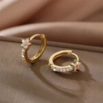 Trendiga stjärnörhängen i rostfritt stål med zirkonstenar – Vintage creoler med glittrande kristaller - Bild 2