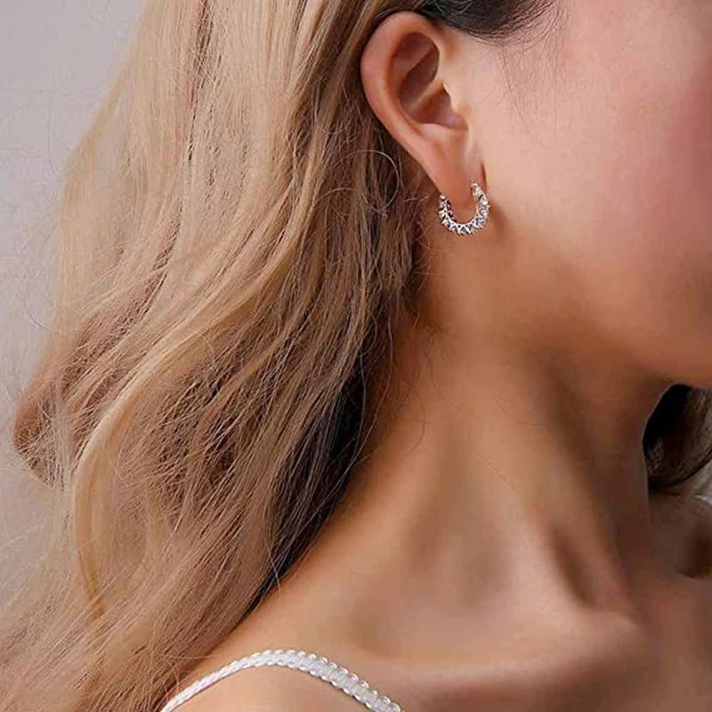 Huitan Fullbesatta Kristall CZ Creoler för Kvinnor, Glittrande Accessoarer för Bröllop, Fest och Födelsedag, Eleganta Statement Örhängen Huitan Fullbesatta Kristall CZ Creoler för Kvinnor, Glittrande Accessoarer för Bröllop, Fest och Födelsedag, Eleganta Statement Örhängen