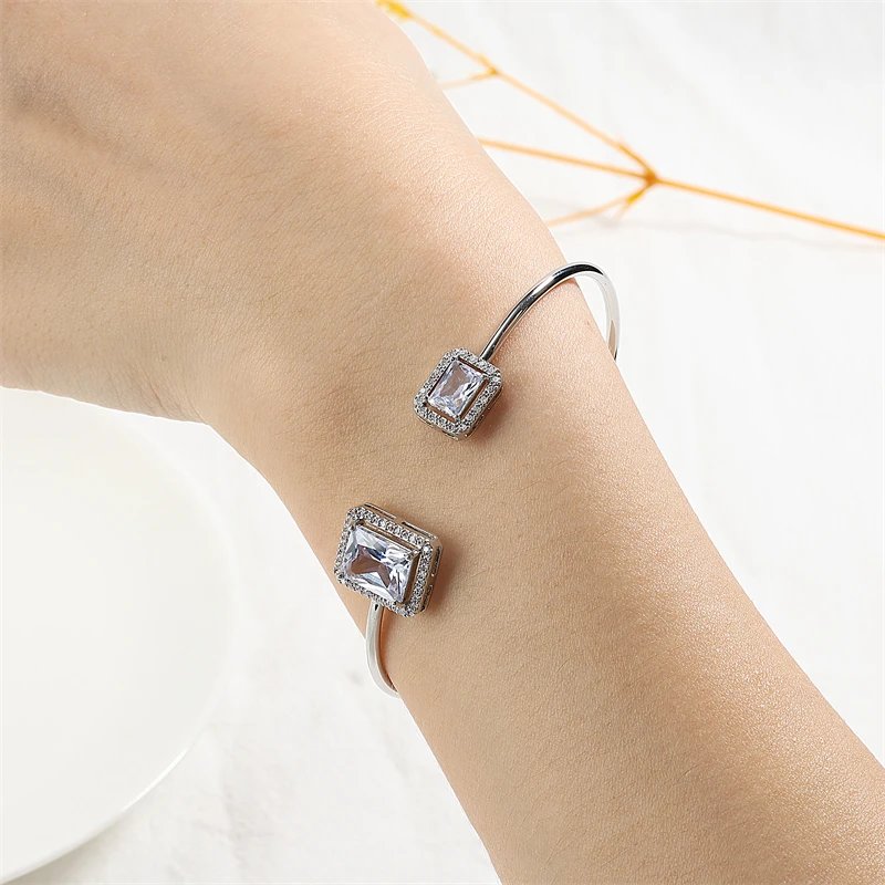 Lyxigt Geometriskt Guldtonat Armring för Kvinnor, Cubic Zirconia Armband i Modern Design för Fest och Vardag
