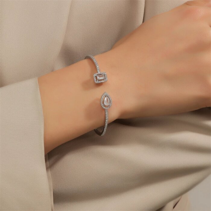 Lyxigt Geometriskt Guldtonat Armring för Kvinnor, Cubic Zirconia Armband i Modern Design för Fest och Vardag - Bild 4