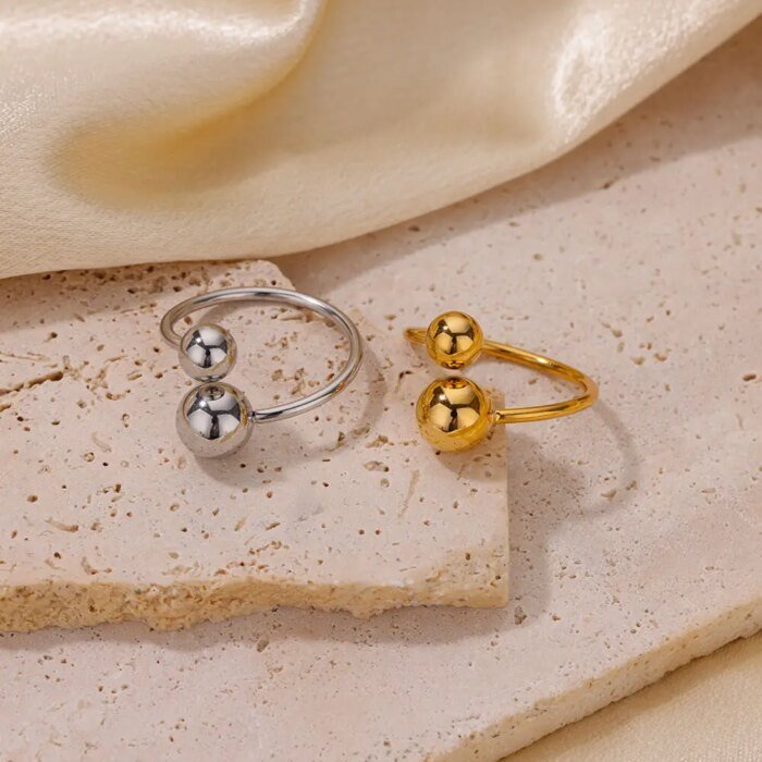 Dubbelt ring-set i rostfritt stål med pärldetaljer – Guldbelagd, geometrisk och justerbar design - Bild 5