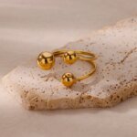 Dubbelt ring-set i rostfritt stål med pärldetaljer – Guldbelagd, geometrisk och justerbar design - Bild 2