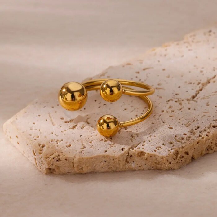 Dubbelt ring-set i rostfritt stål med pärldetaljer – Guldbelagd, geometrisk och justerbar design - Bild 2