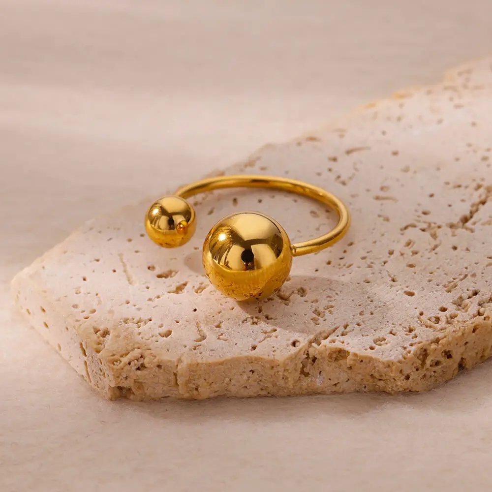 Dubbelt ring-set i rostfritt stål med pärldetaljer – Guldbelagd, geometrisk och justerbar design