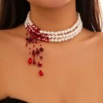 Multilayer Vintage Halsband med Röda Detaljer, Imitationspärlor och Tofs – Goth-inspirerat Smycke för Halloween och Fest