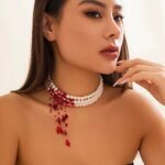 Multilayer Vintage Halsband med Röda Detaljer, Imitationspärlor och Tofs – Goth-inspirerat Smycke för Halloween och Fest - Bild 3