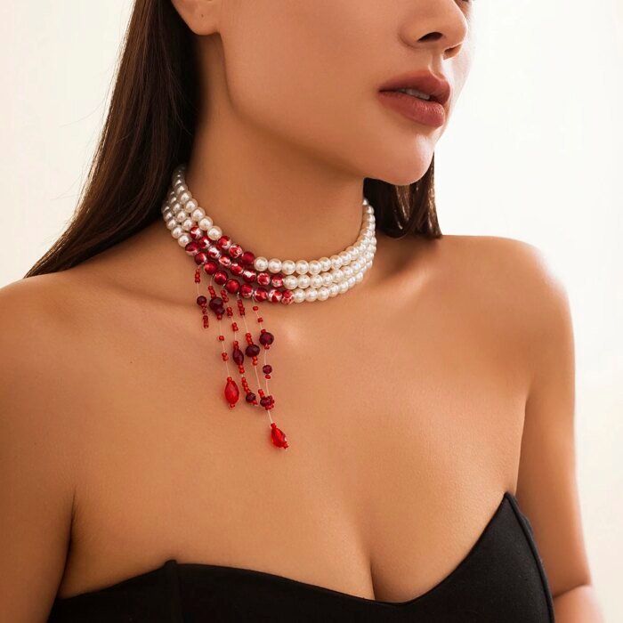 Multilayer Vintage Halsband med Röda Detaljer, Imitationspärlor och Tofs – Goth-inspirerat Smycke för Halloween och Fest - Bild 2