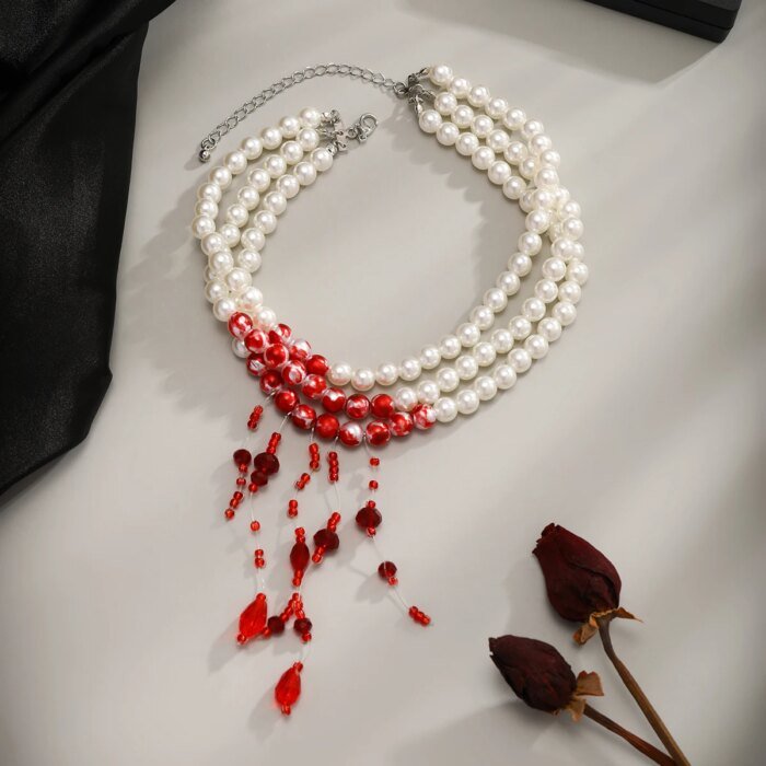 Multilayer Vintage Halsband med Röda Detaljer, Imitationspärlor och Tofs – Goth-inspirerat Smycke för Halloween och Fest - Bild 5