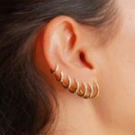 Tunna hoop-örhängen i rostfritt stål med zirconia – Små huggies för helix och tragus - Bild 2
