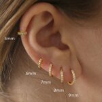 Tunna hoop-örhängen i rostfritt stål med zirconia – Små huggies för helix och tragus