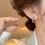 Guldfärgade hoop-örhängen i rostfritt stål – Stilrena dubbla cirklar med cubic zirconia - Bild 4