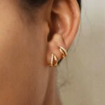 Guldfärgade hoop-örhängen i rostfritt stål – Stilrena dubbla cirklar med cubic zirconia - Bild 2