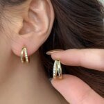 Guldfärgade hoop-örhängen i rostfritt stål – Stilrena dubbla cirklar med cubic zirconia - Bild 3