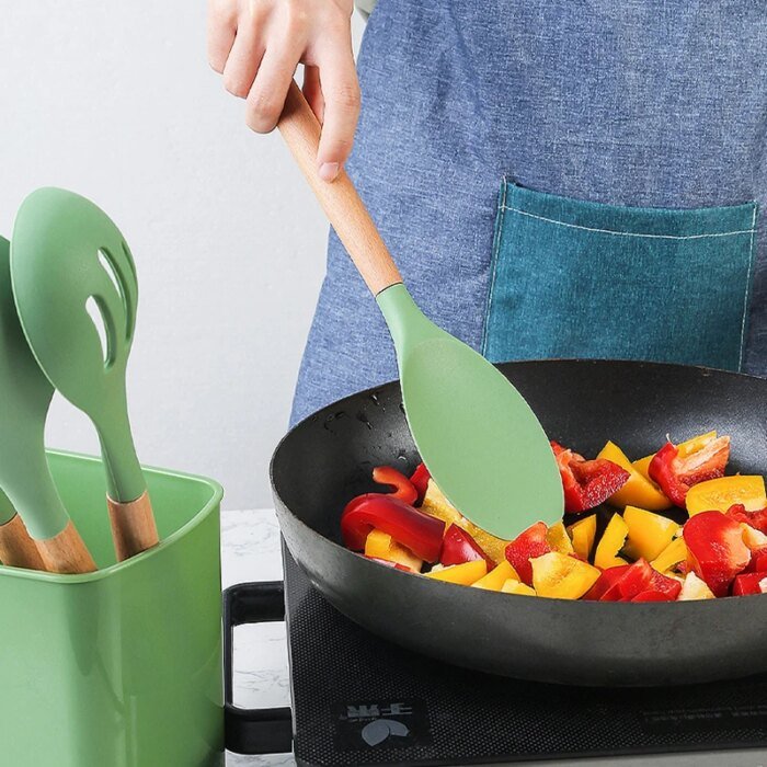 Mångsidigt köksredskap i silikon med bekvämt handtag av trä - Bild 2
