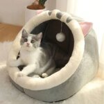 Söt och mjuk kattsäng med mysig grottdesign för djup sömn