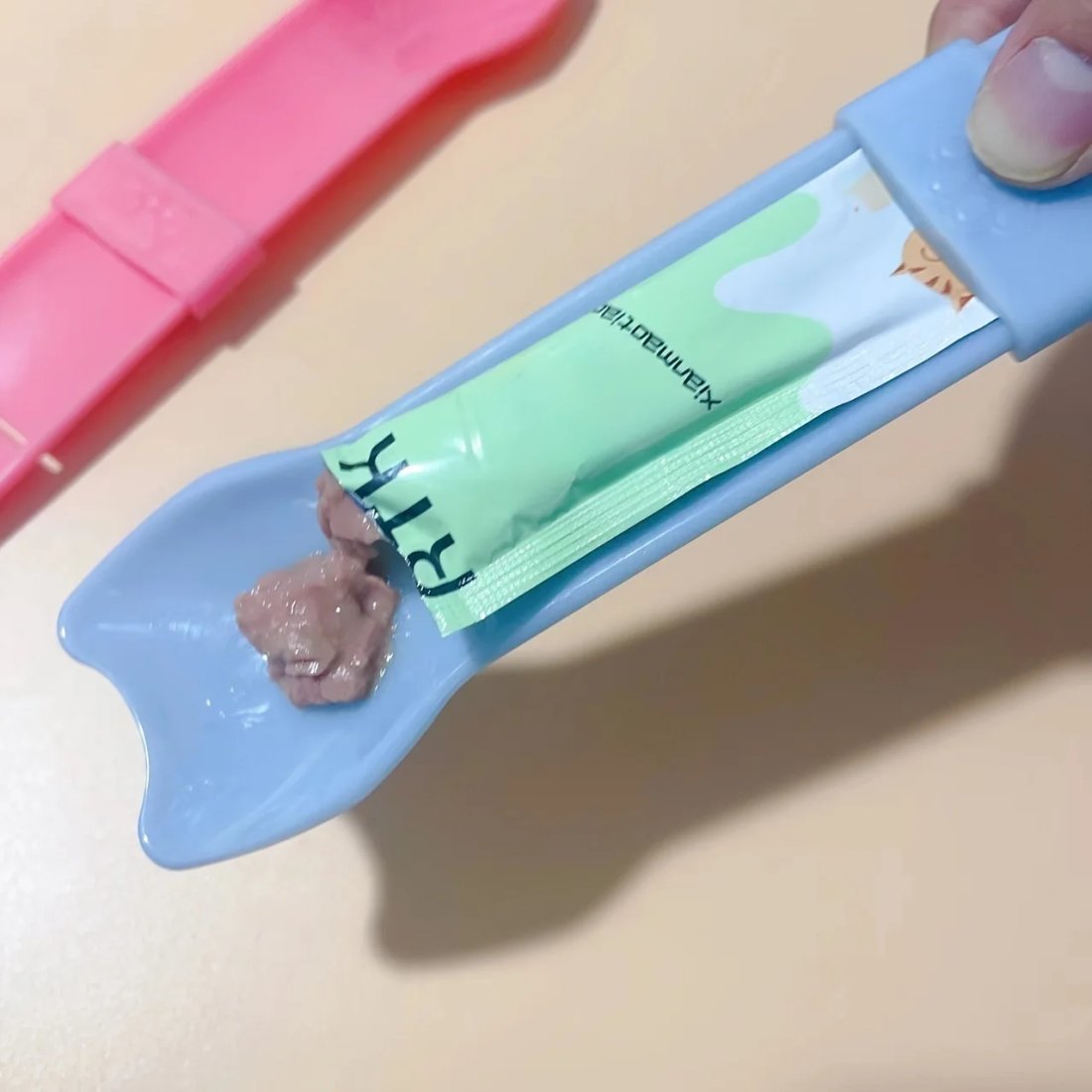 Smart klämsked för flytande kattsnacks och våtfoder