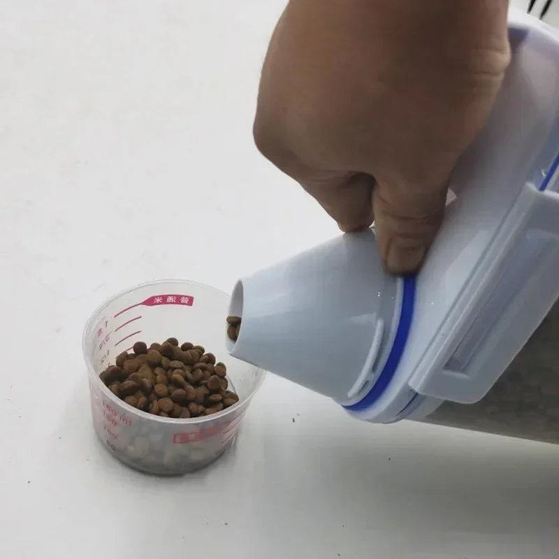 Lufttät fodertunna av plast med måttbägare för hundmat