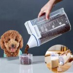 Lufttät fodertunna av plast med måttbägare för hundmat