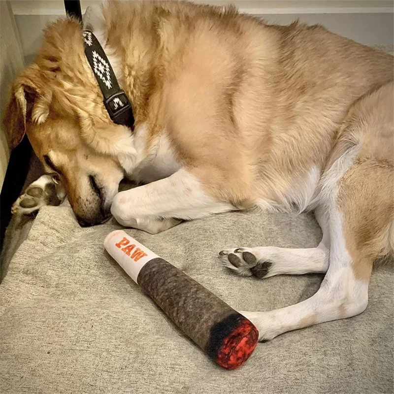 Rolig och pipande hundleksak i plysch med cigarrdesign