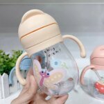 Söt barnmugg med sugrör och gravitationsboll för enkel dryck - Bild 2