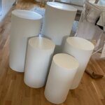 Vita cylindriska piedestaler i järn för bröllop och fest - Bild 6