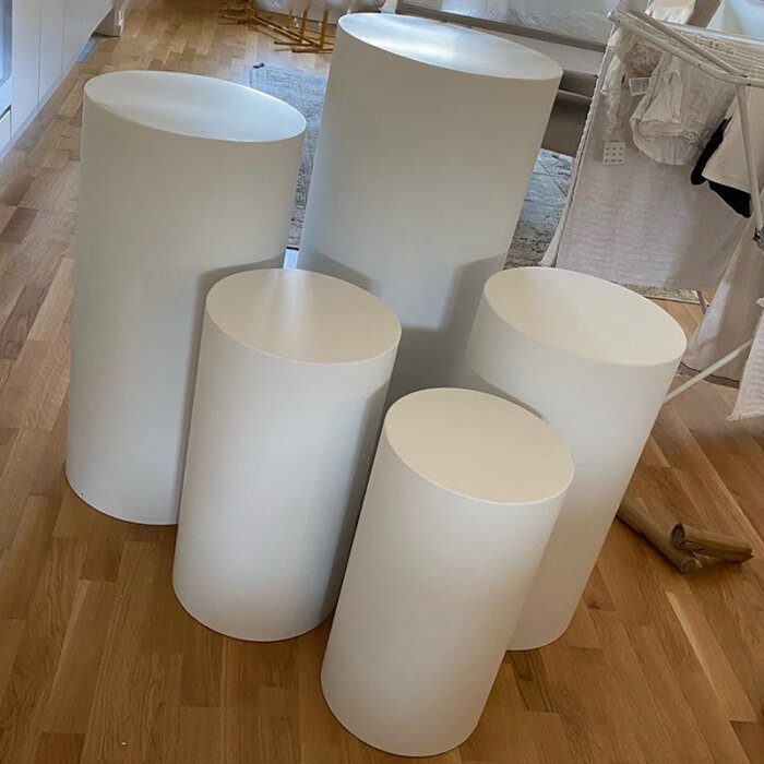 Vita cylindriska piedestaler i järn för bröllop och fest - Bild 6