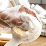 Långskaftad badborste med mjuk borst för exfoliering i duschen