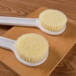 Långskaftad badborste med mjuk borst för exfoliering i duschen - Bild 2